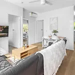 Apartment Charming 2-bed Near River &