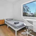 Apartment Charming 2-bed Near River & Brisbane