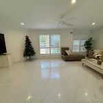 Spacious Family Retreat With Pool In Carindale
