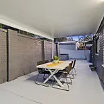 Modern Holland Park Home With Easy City Access