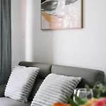 Spacious Twin Q Beds Sleep 4 Budget Friendly Holiday home *