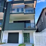Modern 4Br 3Bath Duplex Near Train Station Stylish Comfortable