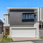 Cassa Aura Place - Modern 4Br Homes