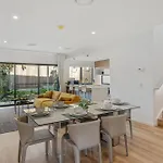 Cassa Aura Place - Modern 4br Homes Holiday home *