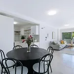 Spacious 3-bed Coorparoo Apartment Brisbane