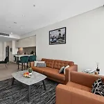 Sky - Cbd 2br With Stunning Views, Pool And Gym Apartment
