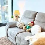 Central Comfort Cbd 2Br Apartment With Pool And Gym Skt1002