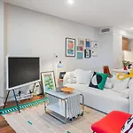 Stylish Twin Q Beds Sleep 4 Budget Friendly Apartment Brisbane