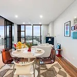 Stylish Twin Q Beds Sleep 4 Budget Friendly Apartment *
