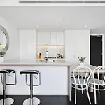 Chic 1-Bedroom Apartment With Pool And Gym