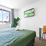 Stylish 1-bed In Vibrant South