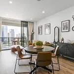 Central Brisbane Stay With Balcony Pool & Bbq