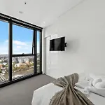 Sky - Cbd 2br With Stunning Views, Pool And Gym Apartment