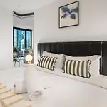 Apartment Sky Tower Elegance Balcony Gym Pool And Cbd Access