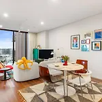 Stylish Twin Q Beds Sleep 4 Budget Friendly Apartment