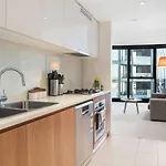 Apartment Sky Tower Elegance Balcony Gym Pool And Cbd Access