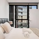 Sky Tower Elegance Balcony Gym Pool And Cbd Access Apartment *