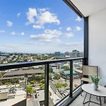 Chic 1-Bedroom Apartment With Pool And Gym