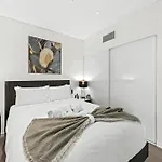 Sky - Cbd 2br With Stunning Views, Pool And Gym