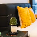 Stylish Twin Q Beds Sleep 4 Budget Friendly Apartment Brisbane