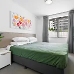 Stylish 1-bed In Vibrant South Apartment *