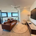 3-Bedroom Gorgeous Apartment Brisbane City Queens Wharf 180 Degree City View