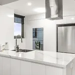 Amazing 2bed-2bath-1car-balcony-views - Cbd Apartment *