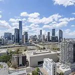 Central Brisbane Stay With Balcony Pool & Bbq