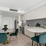 Sky - Cbd 2br With Stunning Views, Pool And Gym *