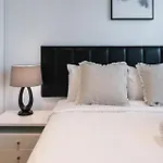 Sky Tower Elegance Balcony Gym Pool And Cbd Access Apartment *