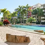 Inner-City 1-Bed With Pool & Spa