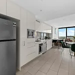 Sky - Cbd 2br With Stunning Views, Pool And Gym Apartment