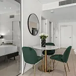 Sky - Cbd 2br With Stunning Views, Pool And Gym Apartment *