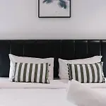 Apartment Sky Tower Elegance Balcony Gym Pool And Cbd Access