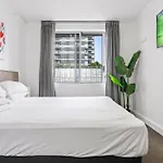 Stylish 1-bed In Vibrant South Apartment