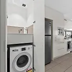 Sky - Cbd 2br With Stunning Views, Pool And Gym Apartment Brisbane