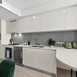 Apartment Sky - Cbd 2br With Stunning Views, Pool And Gym