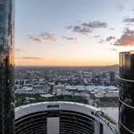 2Bedroom Gleaming Riverfront - City View Free Carpark