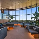 Sky - Cbd 2br With Stunning Views, Pool And Gym *