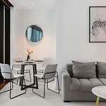 Sky Tower Elegance Balcony Gym Pool And Cbd Access Brisbane