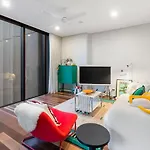 Stylish Twin Q Beds Sleep 4 Budget Friendly Apartment