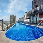 City Center 1Br With Views, Parking And 5 Star Rooftop Pool