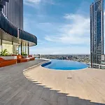 City Center 1Br With Views, Parking And 5 Star Rooftop Pool