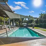 The Fish Bowl - Vibrant Riverside Escape With Pool