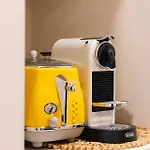 Stylish Twin Q Beds Sleep 4 Budget Friendly Apartment Brisbane