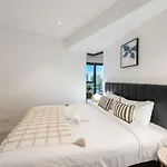 Apartment Sky Tower Elegance Balcony Gym Pool And Cbd Access Brisbane