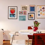 Stylish Twin Q Beds Sleep 4 Budget Friendly Apartment Brisbane
