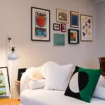 Stylish Twin Q Beds Sleep 4 Budget Friendly * Brisbane