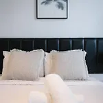 Sky Tower Elegance Balcony Gym Pool And Cbd Access *