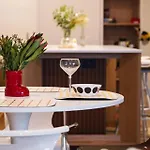 Stylish Twin Q Beds Sleep 4 Budget Friendly * Brisbane